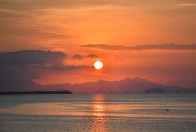 《海上日出》